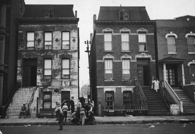 Kids play baseball in the streets of Chicago